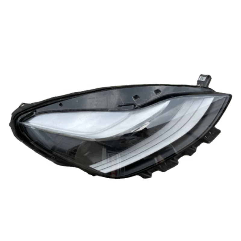 Tesla Model 3 (2021) svetlomet pravý