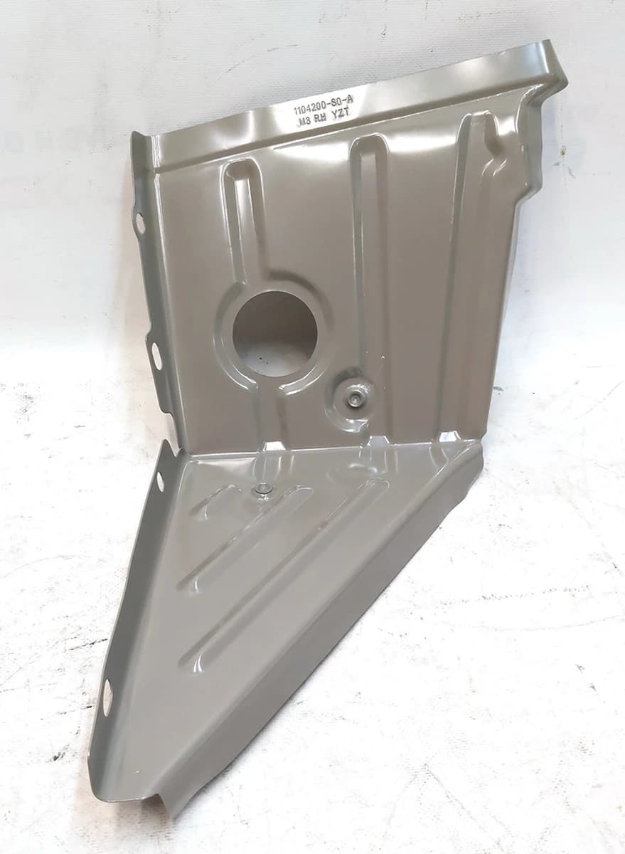 Tesla Model 3 trojuholníkový spojovací plech pravý