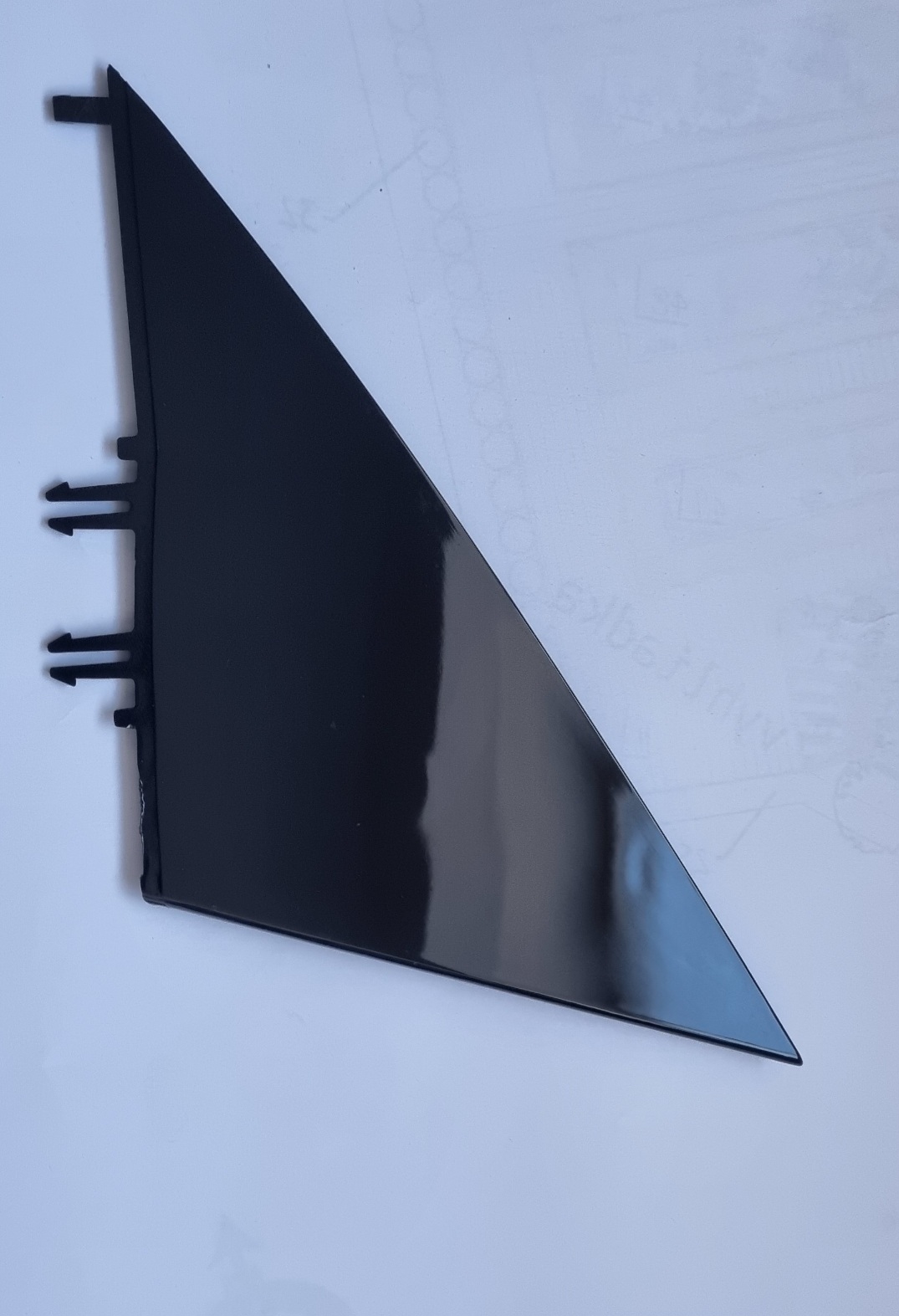 Tesla model 3 plastová krytka nad vonkajším zrkadlom