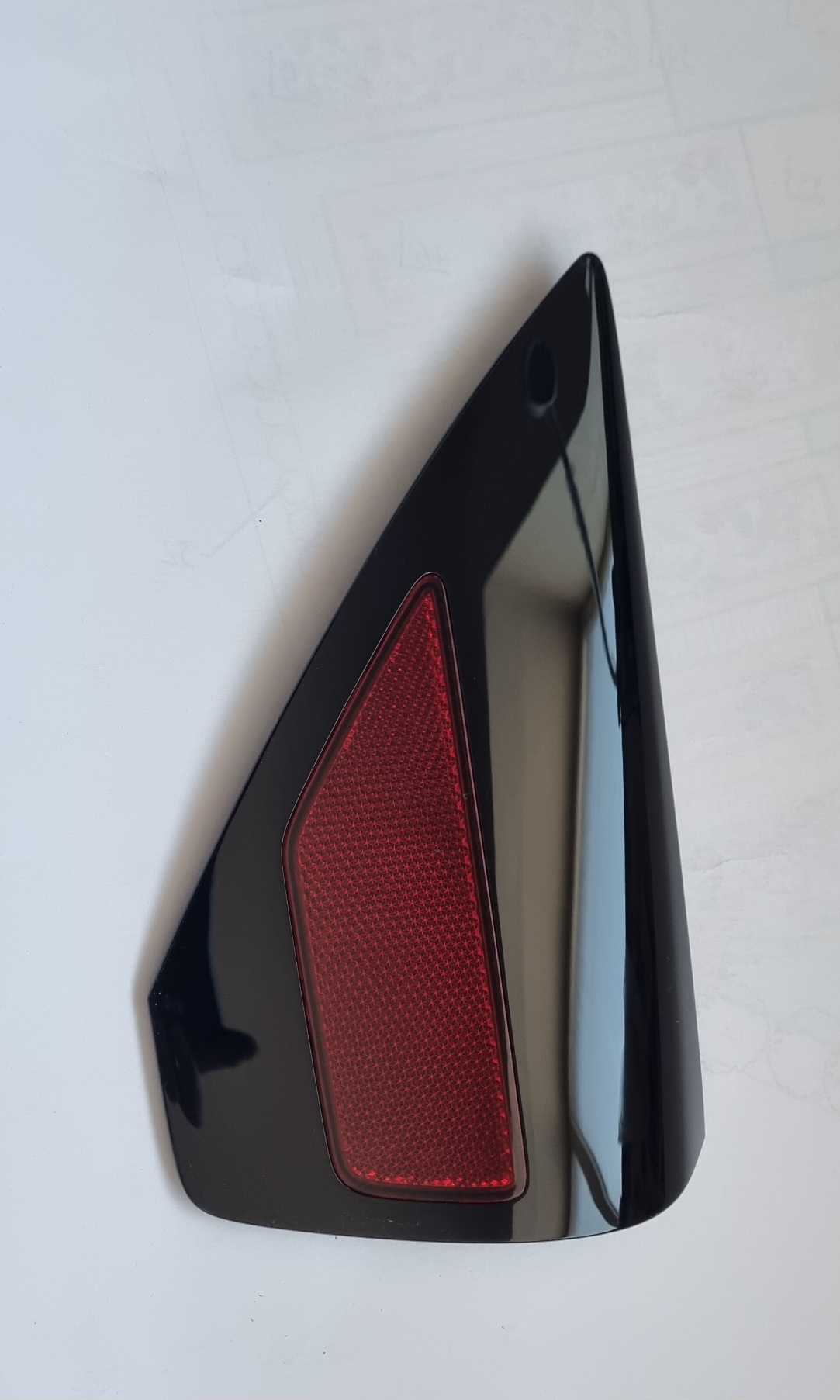 Tesla model 3 kryt nabíjacieho portu