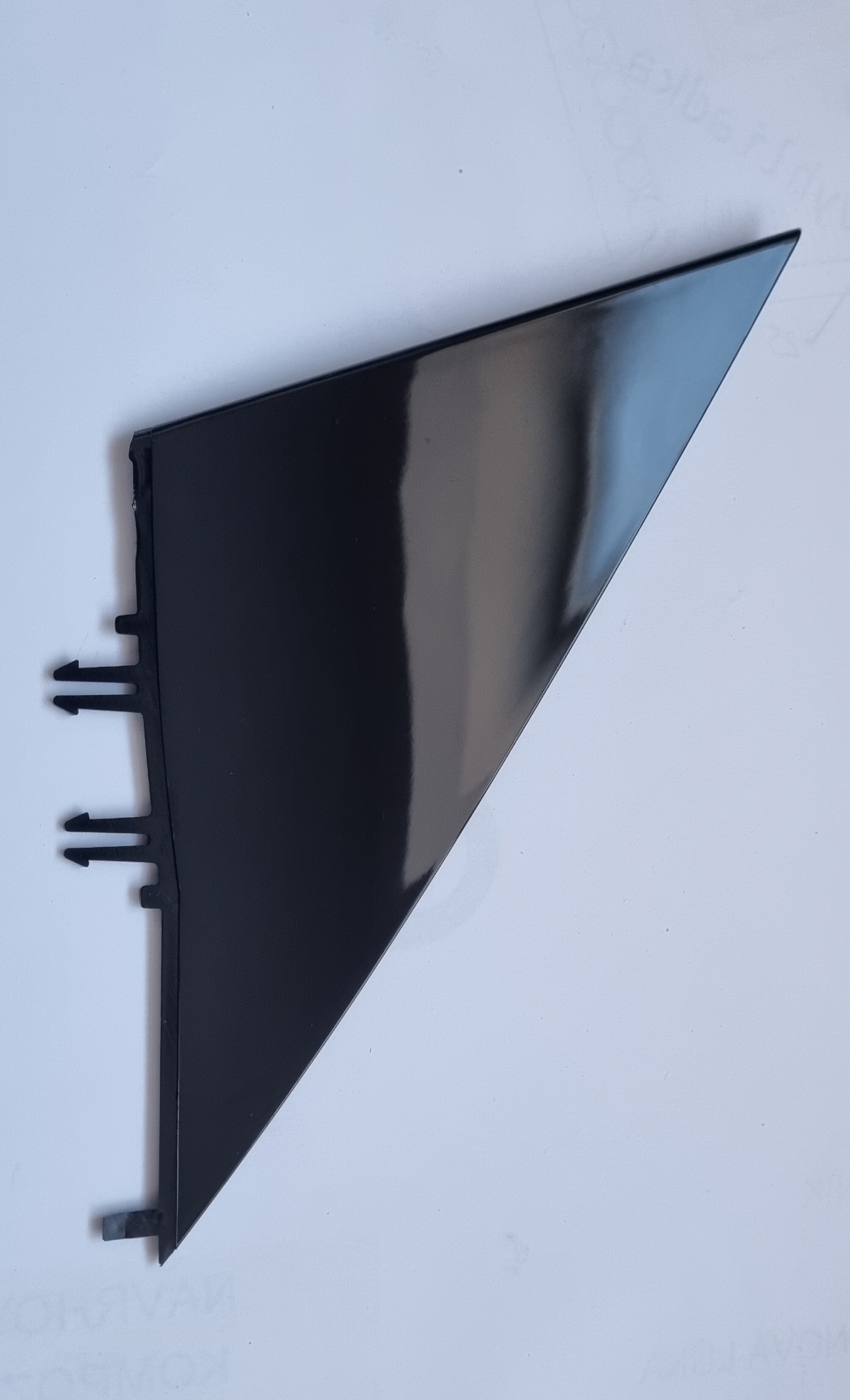 Tesla model 3 plastová krytka nad vonkajším zrkadlom